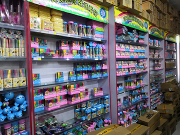 學生學習文化用品與家用電器的智能化融合